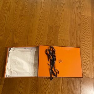 Medium size Hermès box with paper and ribbon